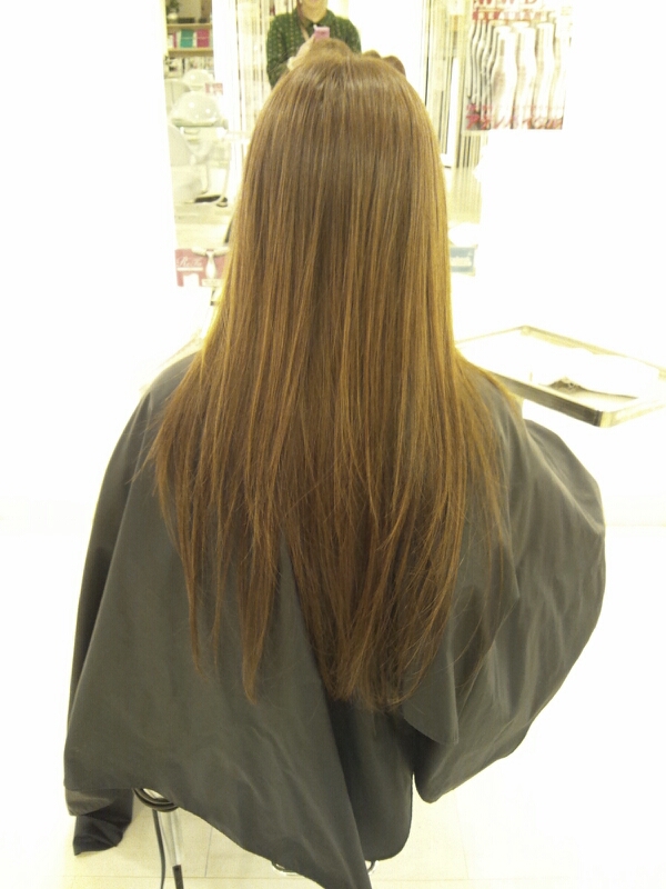 軽めのブラウンカラーのストレートヘアを後ろから眺めた様子