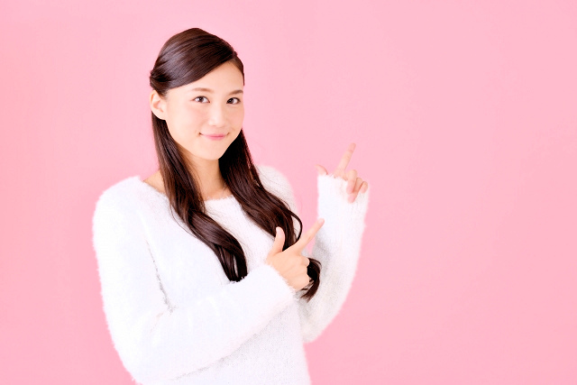 指を指すかわいらしい女子大生
