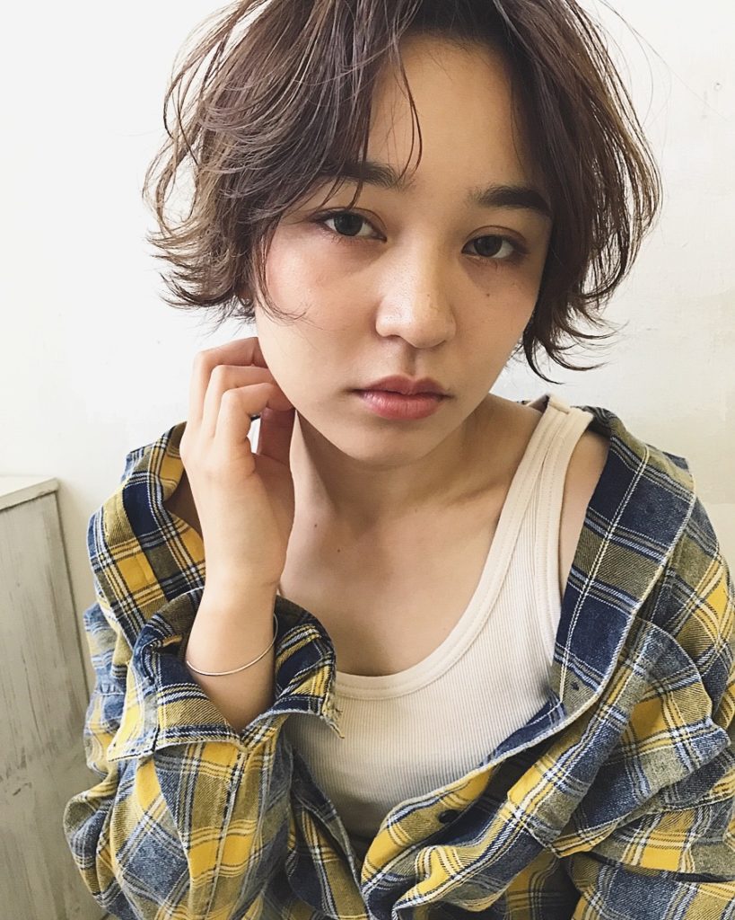 アンニュイな外はねボブスタイルヘアの女性