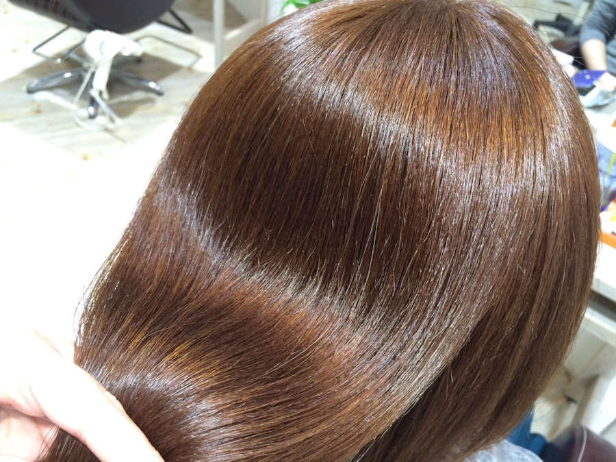 施術後の輝く髪に天使の輪が出ている様子アップ