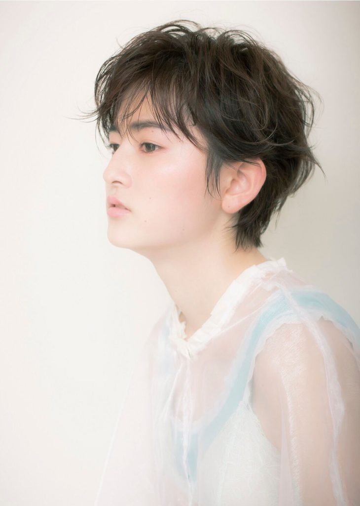 ハイセンスなファッションのショートボブ女性横顔