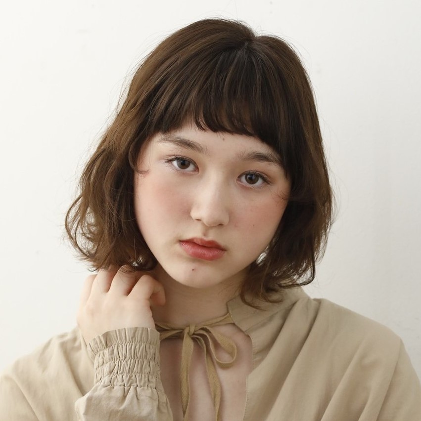 ゆるいウエーブのナチュラルボブヘアの女性の写真