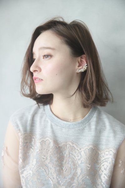 ライトな栗色のボブスタイル女性の美しい横顔の写真