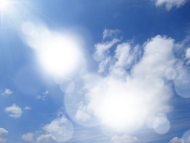 夏の青空に太陽の光が輝く様子