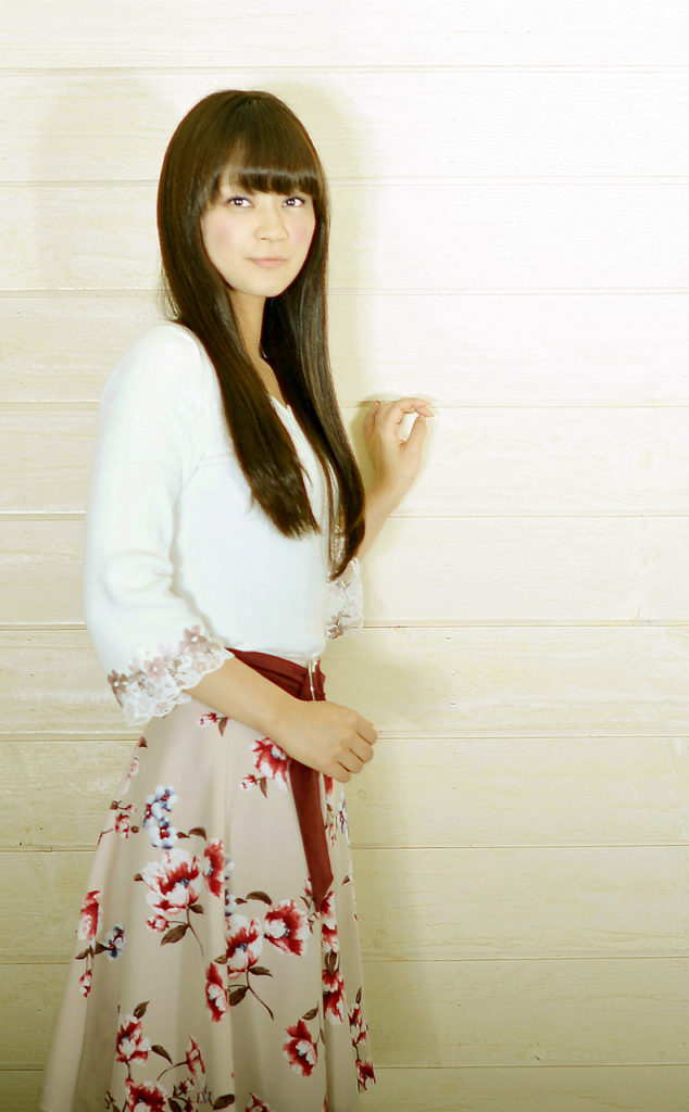 ストレートの髪のスレンダーで美しい女性