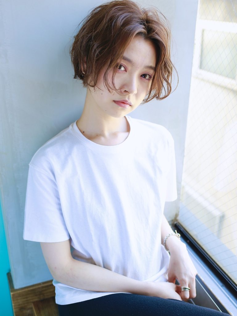 マニッシュショートスタイルの女性の写真