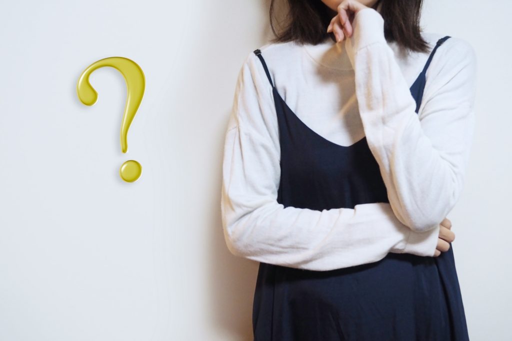 考える女性の写真
