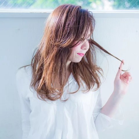 ロングヘアの女性の写真