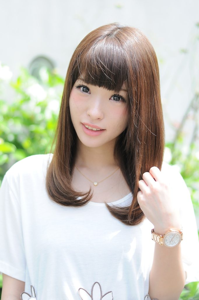 毛先をお嬢様カールに巻いて白シャツを着たキラキラ女子