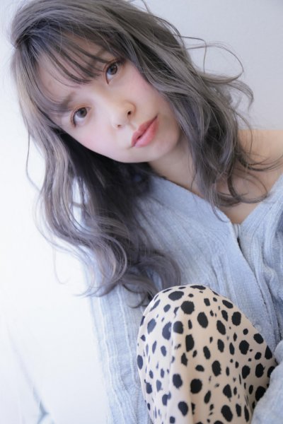 シルバーカラーのランダムウェーブ女性がおしゃれに決める様子