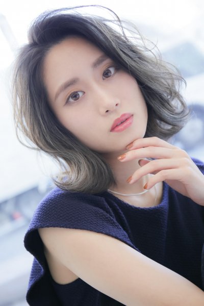 外国人風カラーのボブスタイル女性が甘えるような表情の写真