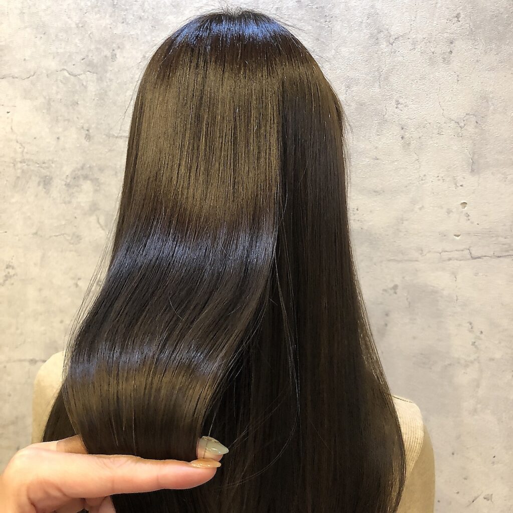 ロングストレートヘアの後ろ向き女性の写真