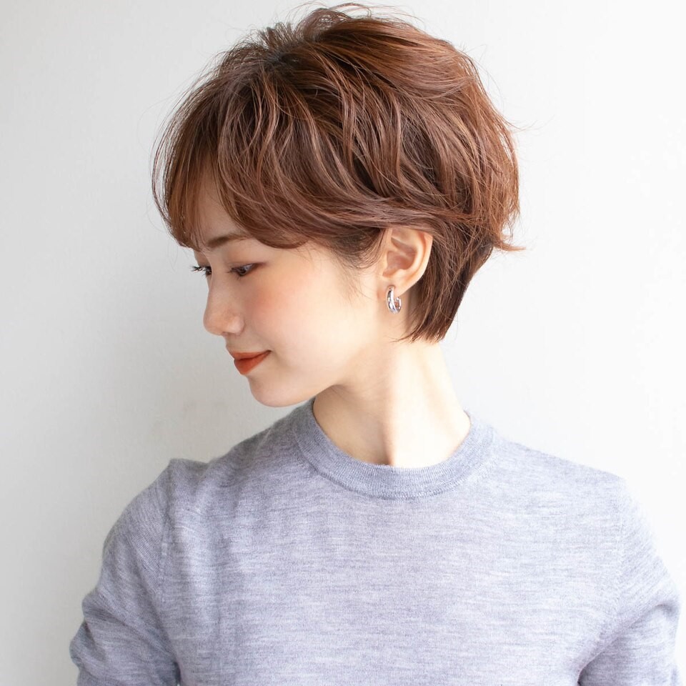 ゆるいパーマを掛けたグレイヘアショートスタイルの写真