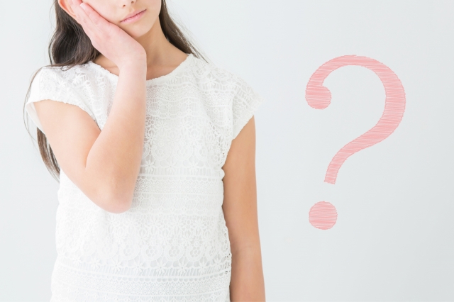 若い女性が疑問を抱いている様子