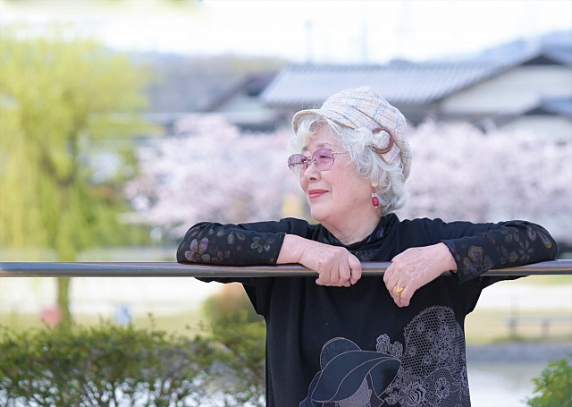 壮年で白髪の女性が和んでいる様子