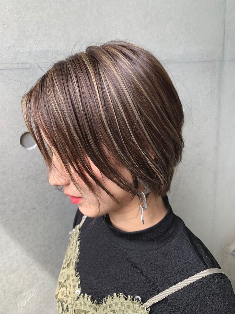 白髪をハイライトに見立ててお洒落を楽しんでいる女性の横顔
