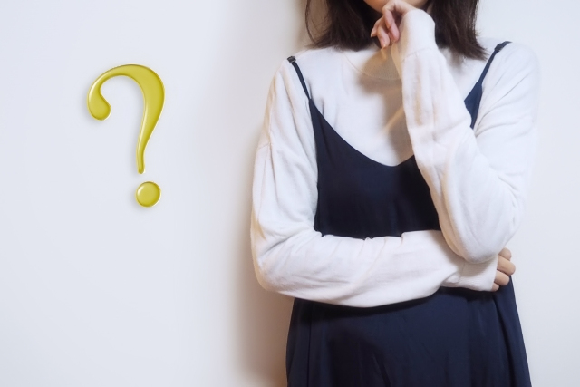 腕を組んだ女性の頭の中がハテナな様子