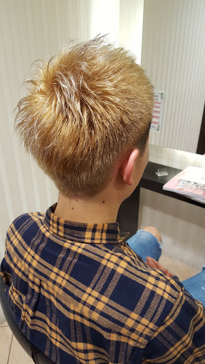 色のトーンを落としたゴールド色したショートヘア男性の後姿