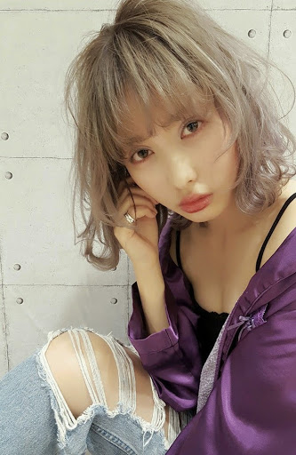 髪をブリーチでペール系カラーにしたセクシーな女性
