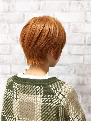 ショートヘア女性がオレンジ系の色にブリーチした様子