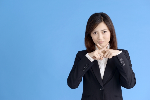 キャンセルしたいのだけど…思い悩む女性の様子