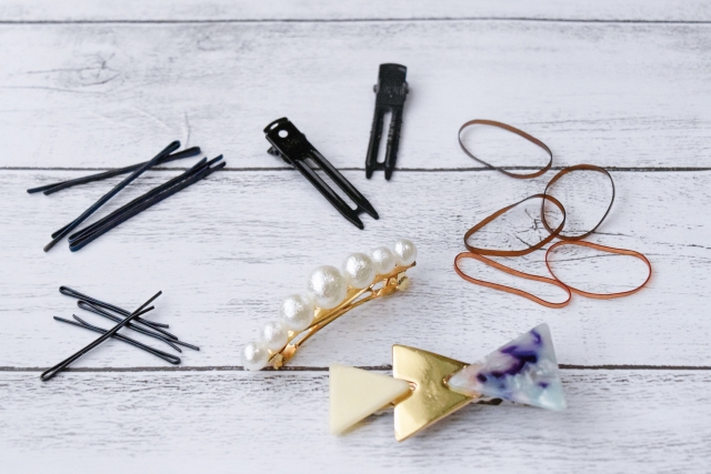 ヘアアクセサリーとヘアピンのセット