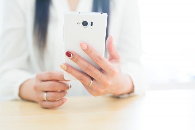 SNSを利用している美しい女性の手のイメージ