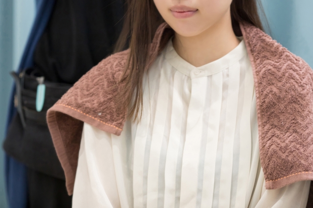 美容師さんと仕上がりイメージを確認する女性