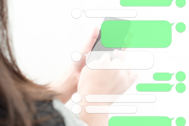 LINEを使って予約をしようとしている女性