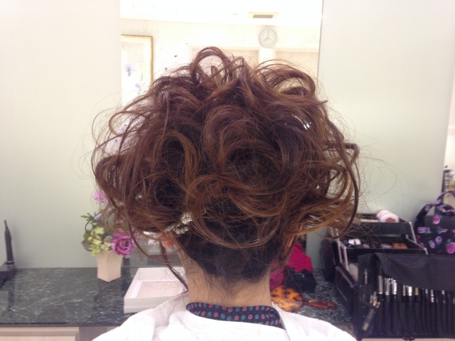 髪を上に盛り過ぎた女性のヘアスタイル後ろ姿