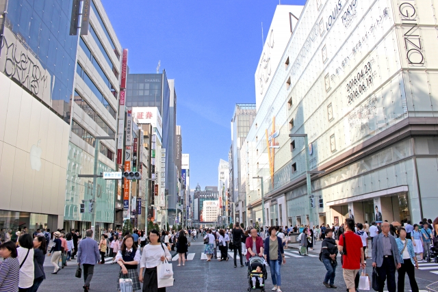 たくさんの美容室が並ぶ華やかな街の様子