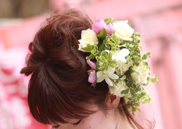 ヘアアレンジした若い女性がうつむく様子