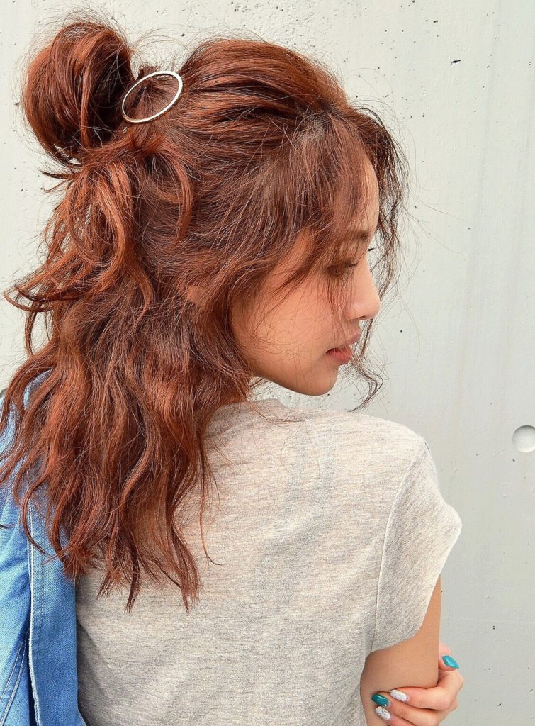 ウェーブヘアをハーフアップしたセクシーな表情の女性