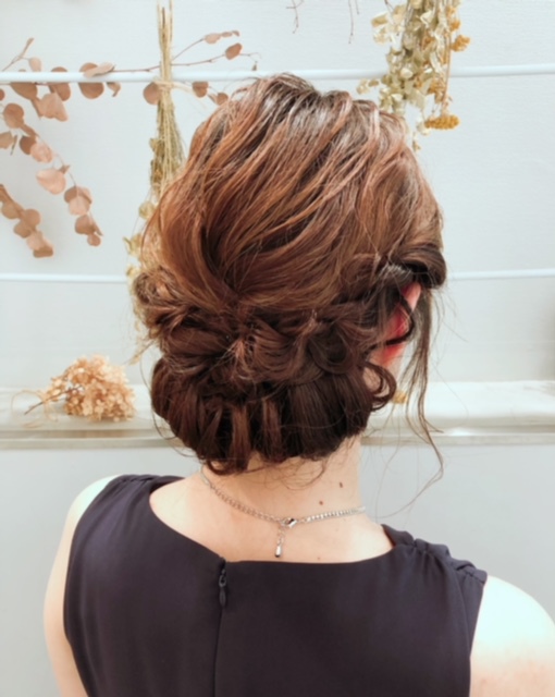 シンプルながら凛としたイメージになるループのヘアアレンジ女性後ろ姿