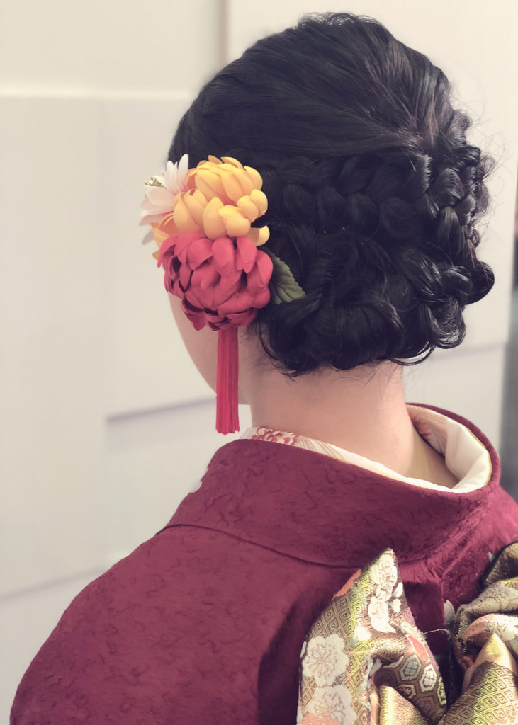 和かんざしやバレッタも似合う毛先もキレイに編み込むヘアアレンジ女性後ろ姿