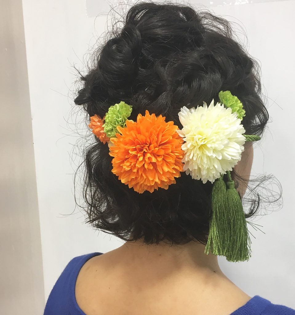 外ハネヘアとお花をあしらったアレンジ後ろ姿