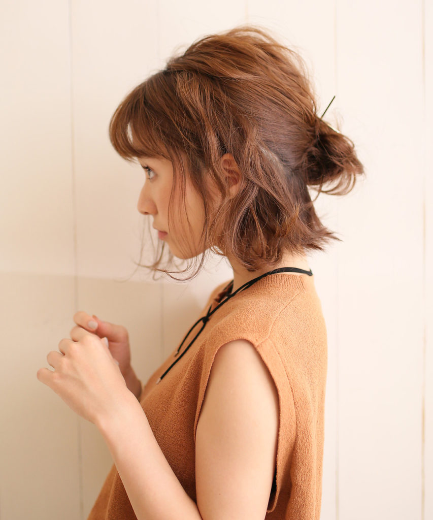 ボブスタイルのハープアップスタイルのかわいい系女子横顔