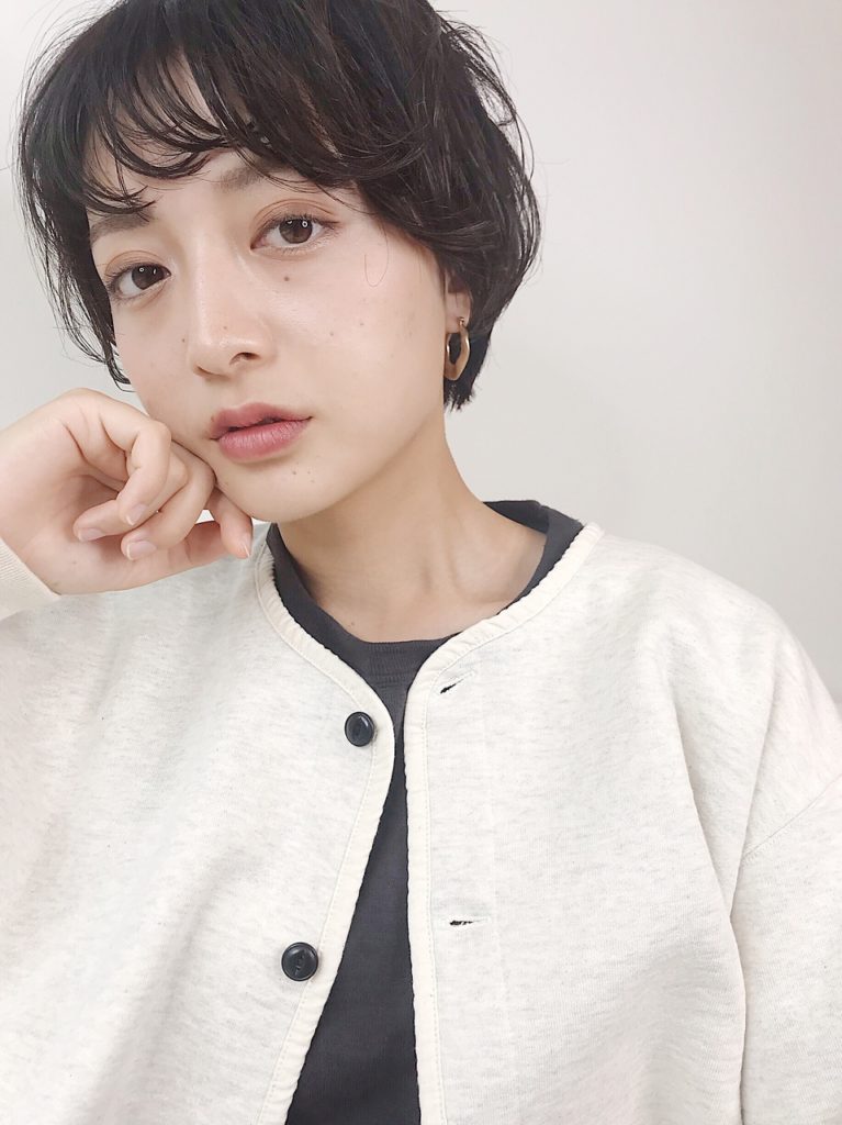 ふわりとカールを付けフェミニンなショートヘア女性