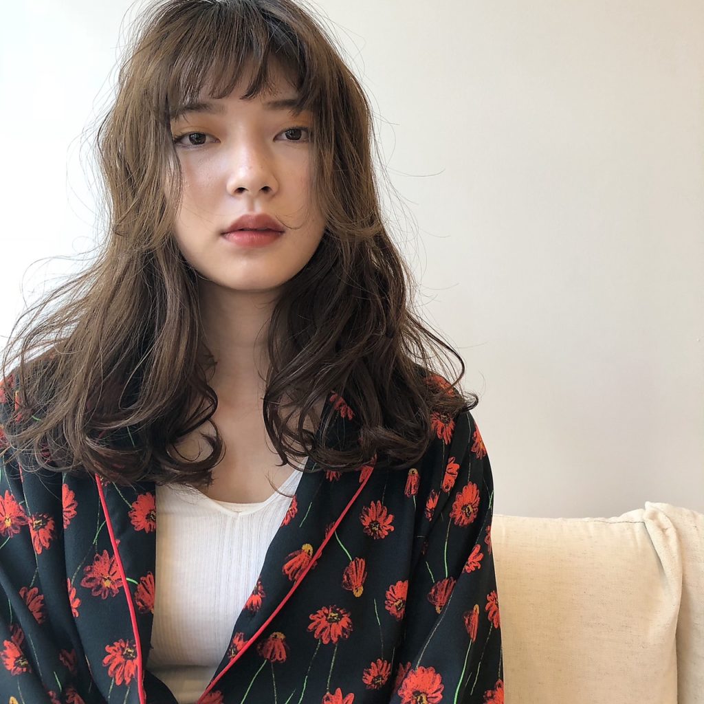 ロングヘアを自然なウェーブで遊ぶオシャレ女子