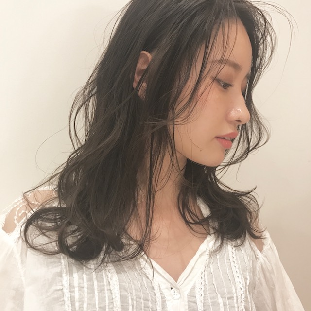 細髪をナチュラルウェーブでスタイルした透明感のあるオシャレ女子