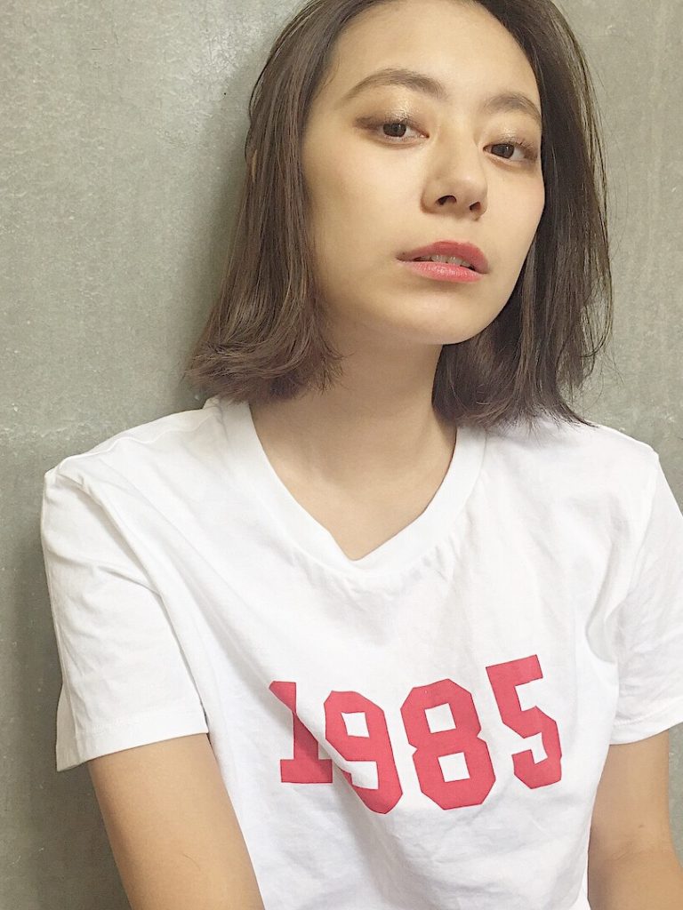 ラフにTシャツを着た外ハネボブ女性