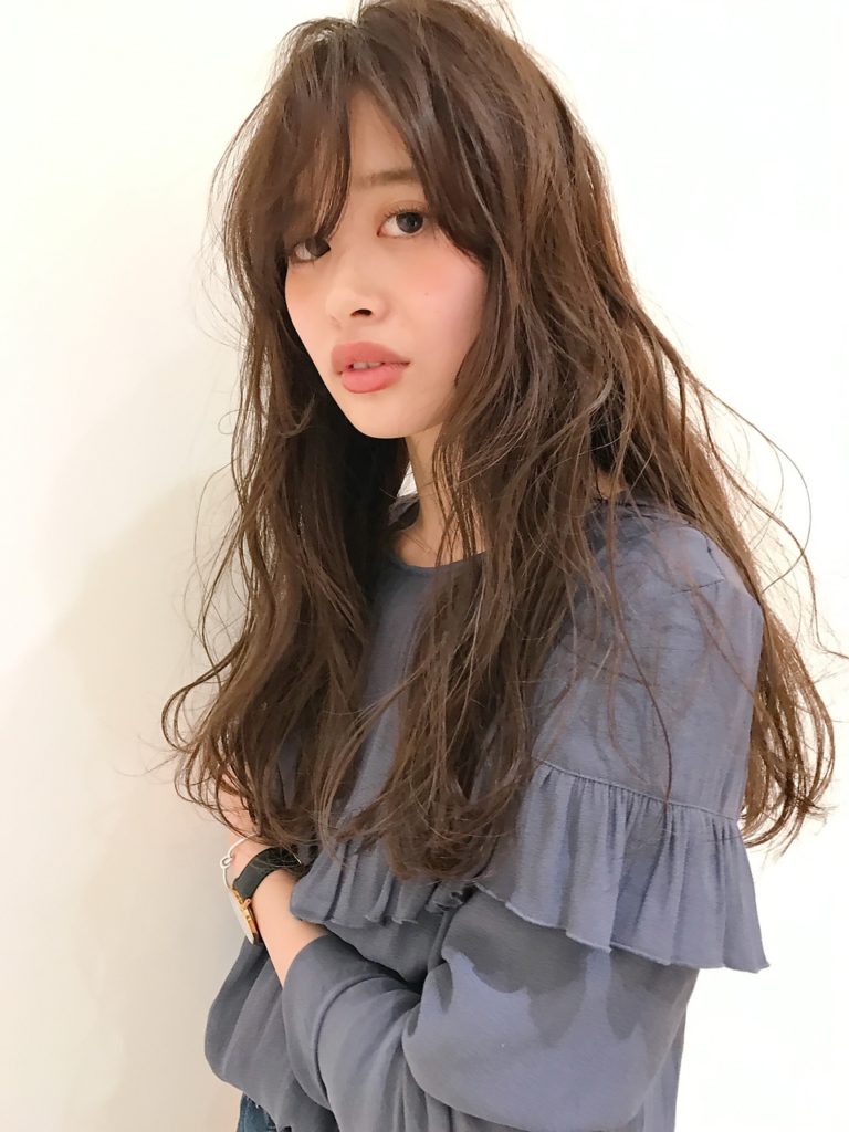 ふんわりナチュラルなミディアムヘア女性がこちらを眺める様