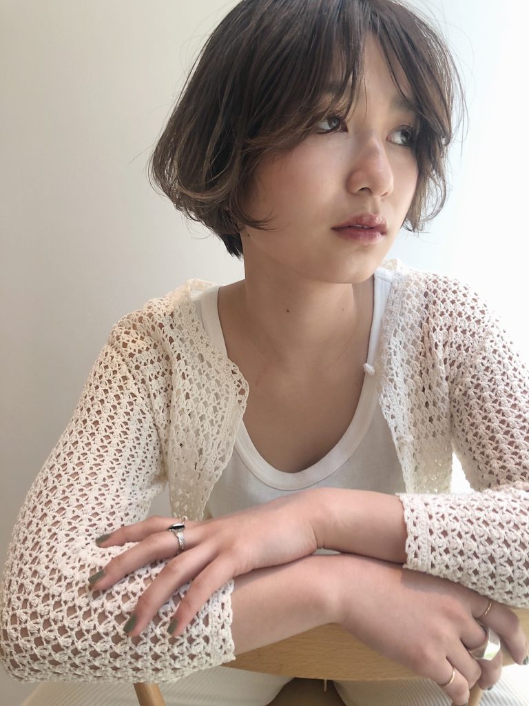 ショートヘアのビジネスウーマン風女子