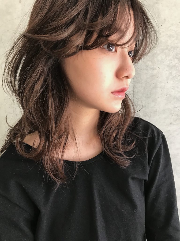 髪の流れにスタイルを自然に任せナチュラルセクシーな大人女性
