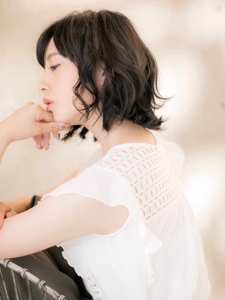白肌が眩しいボブスタイルの美しい女性