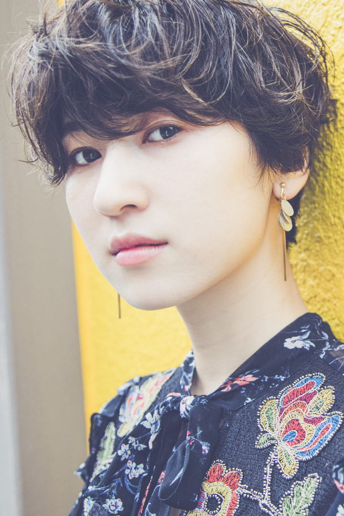 自然な感じでふわふわにしたショートヘアの女性