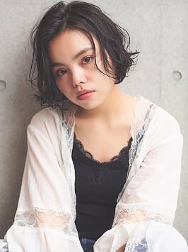 ナチュラルで遊びのある感じのボブスタイルのエスニック風な女性