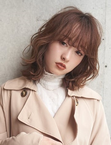 ランダムカールがラグジュアリー感を漂わせる美しい女性
