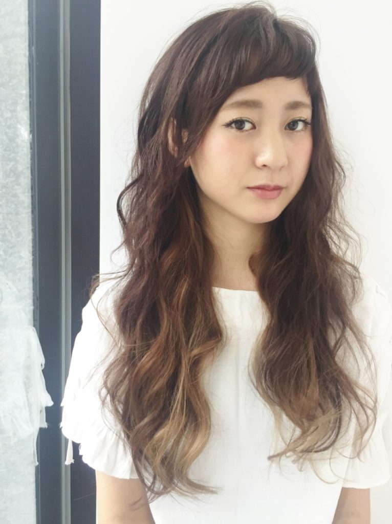 ふんわりパーマでフェミニンな大人しい感じの女性