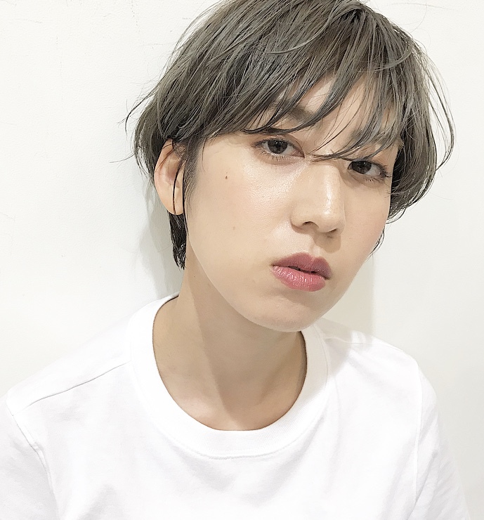 白いまるくびのシャツを着たショートヘア女性